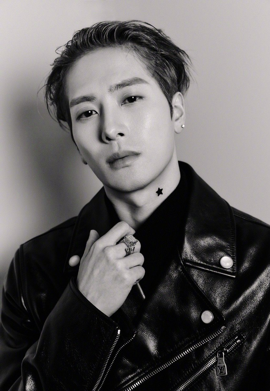 王嘉尔 给我一个拥抱他的拥抱肯定像小太阳一样暖，舞台上是魅力四射的歌手，私下里是