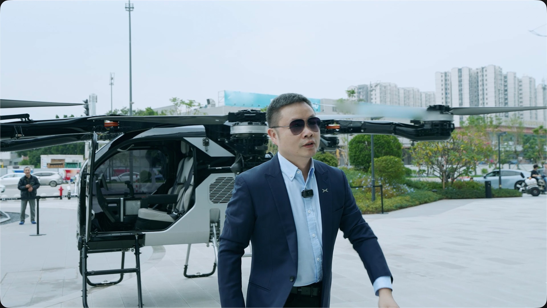 过去几年，小鹏干了不少看起来“不务正业”的事——做四足机器人、造飞行汽车，甚至有