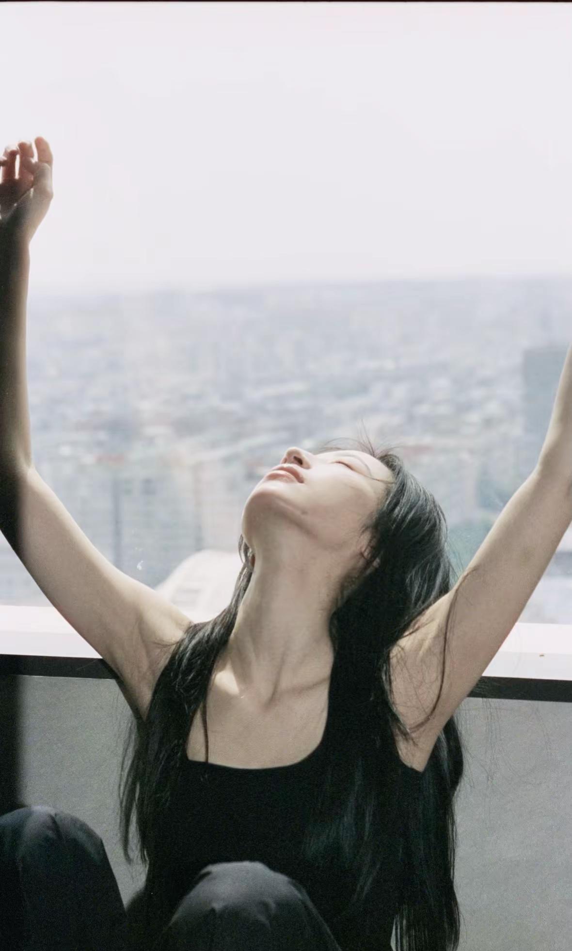 好文艺，好安静，好美！@周雨彤本周 周雨彤 向全世界安利周雨彤 周雨彤演技 周雨