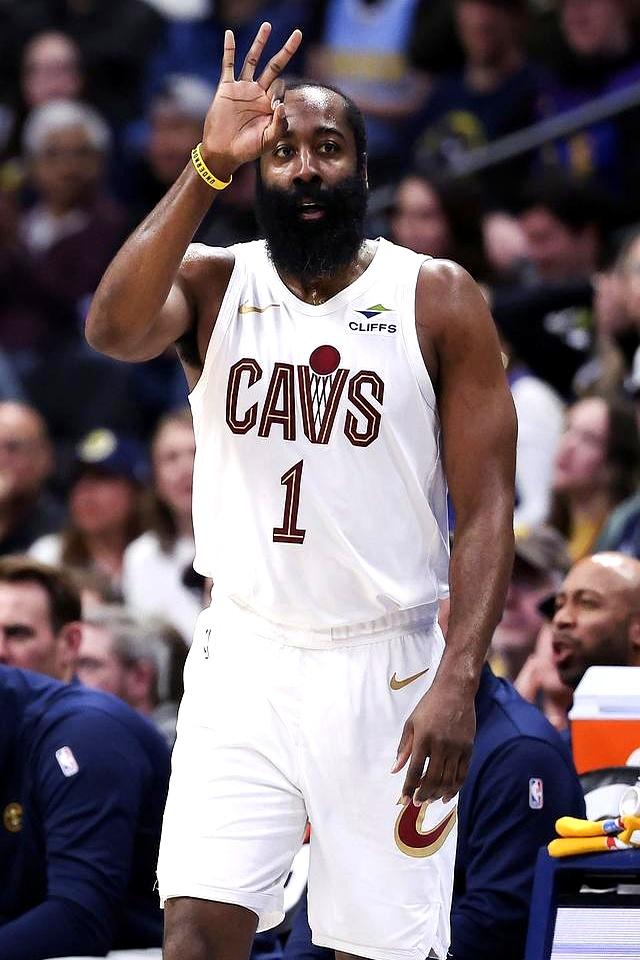 哈登谈到队友梅里尔时说：“他是我们队里最好的射手之一，也是这个联盟里最好的射手之