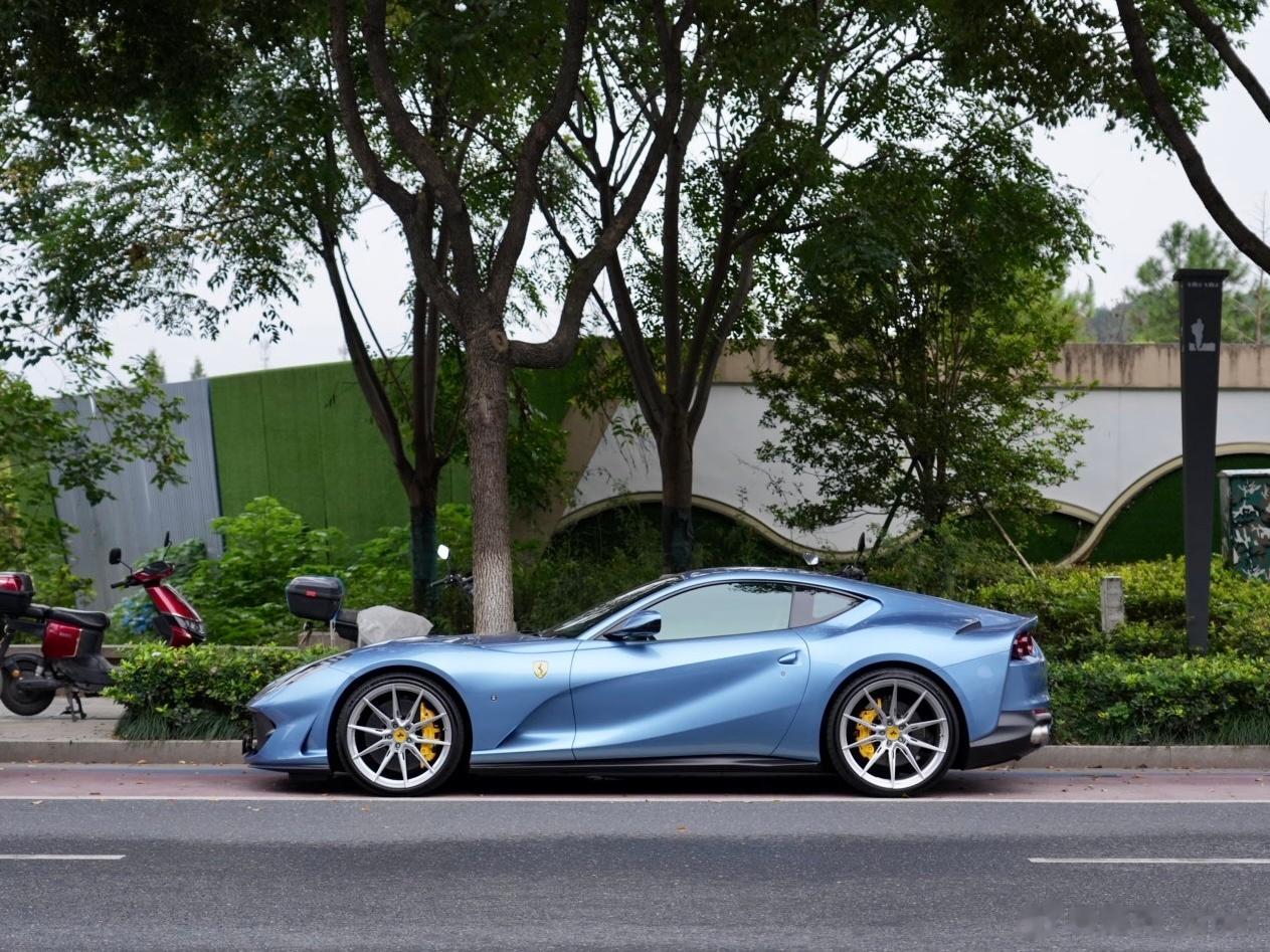 今天只用相机拍了一辆车，一辆很特别的812 Superfast。抛光轮毂，棕色内