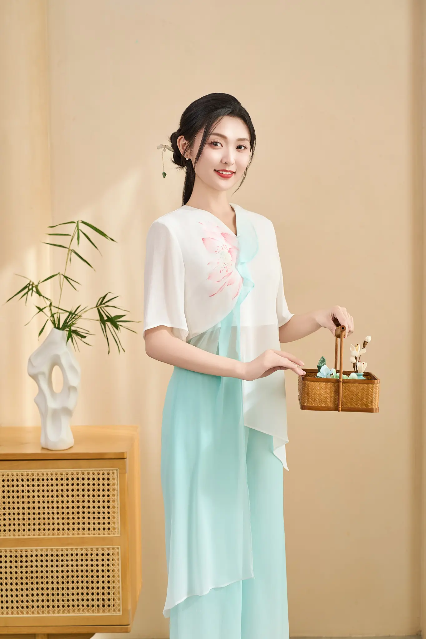 步履生香，不争暖春。