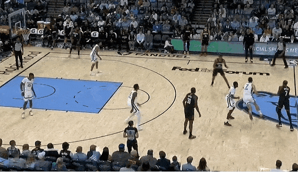 天高任鸟飞！小史密斯上演滑翔劈扣！
在今天NBA常规赛火箭对阵灰熊的第三节比赛中