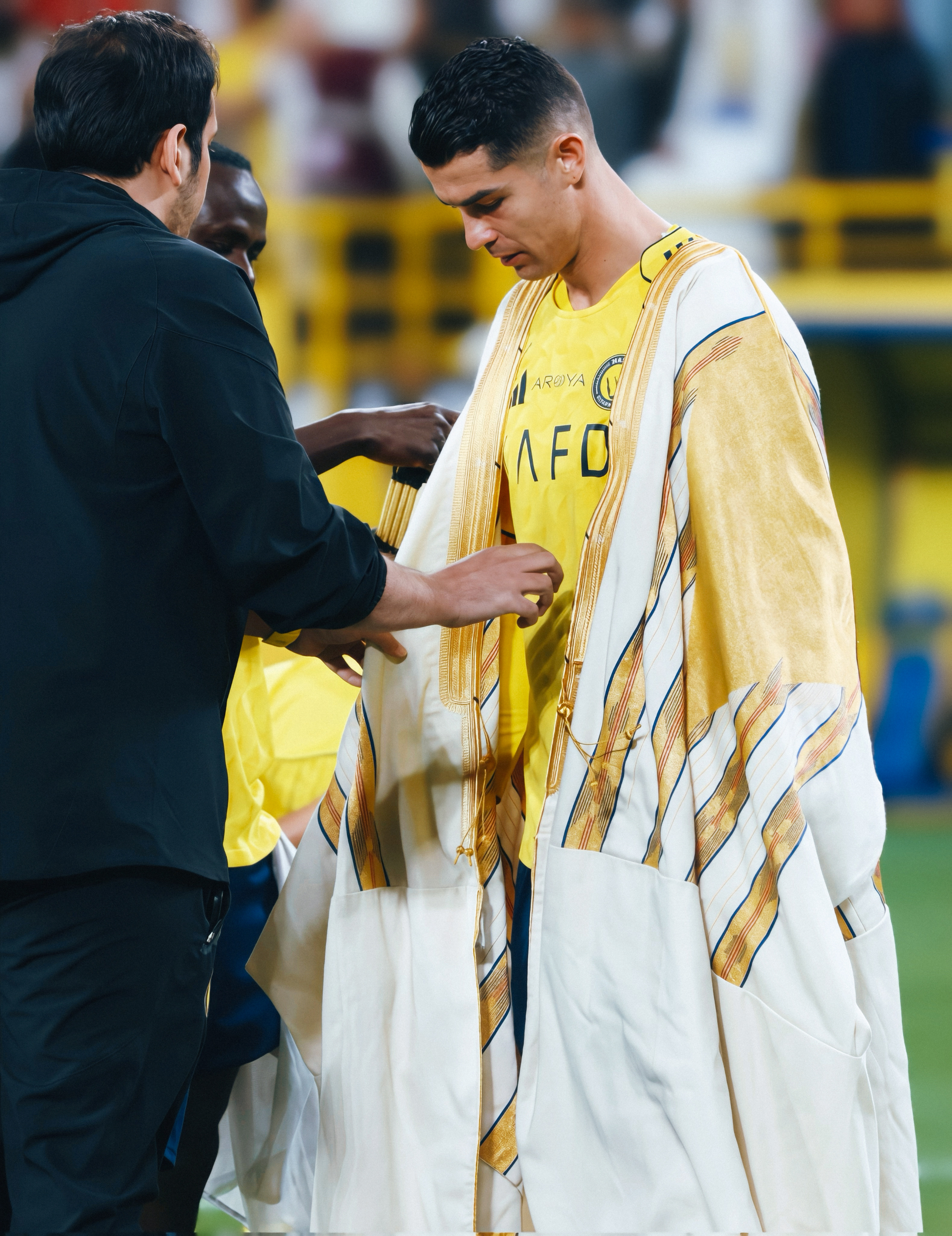 揭秘C罗身穿比什特长袍 🛑 C罗身穿比什特长袍揭秘第二期🔷 克里斯蒂亚诺·罗