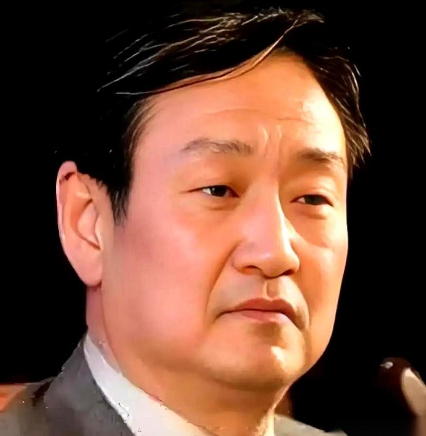 [太阳]巴图收拾家，从一个木盒子里翻出个旧本子，当场绷不住了，密密麻麻的字全是继