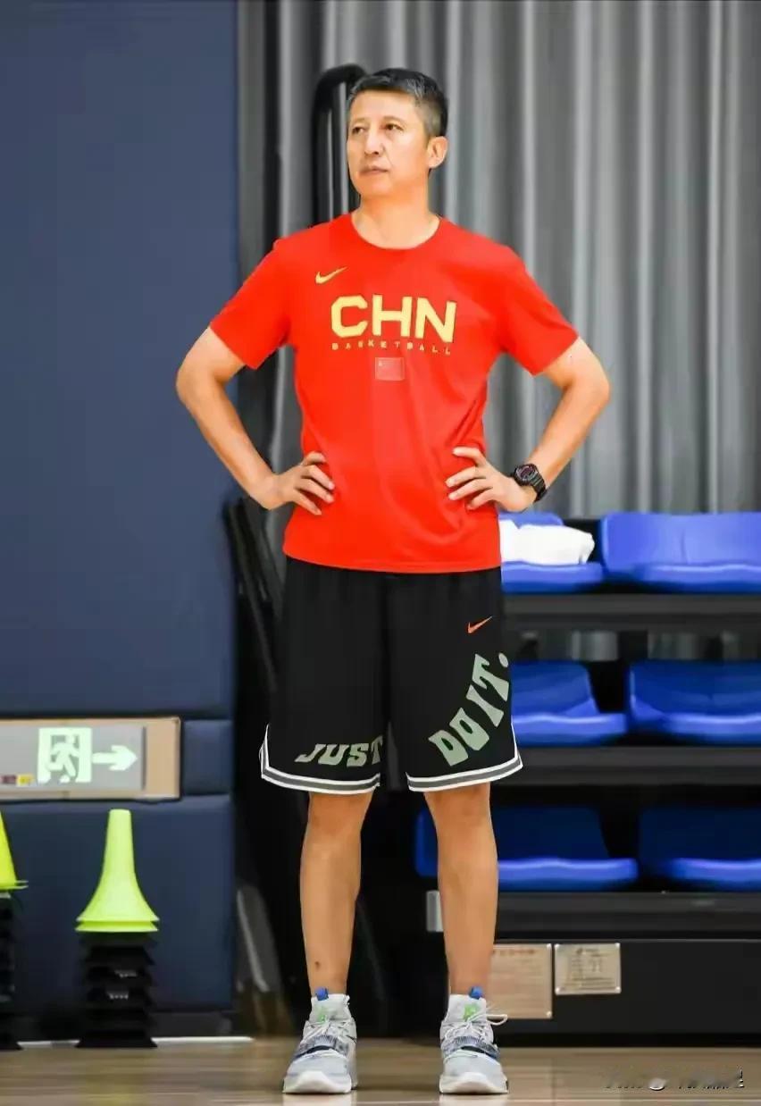 中国篮协也没谁了！
今年6月13日任命国家队原助理教练郭士强代行中国男篮主教练职
