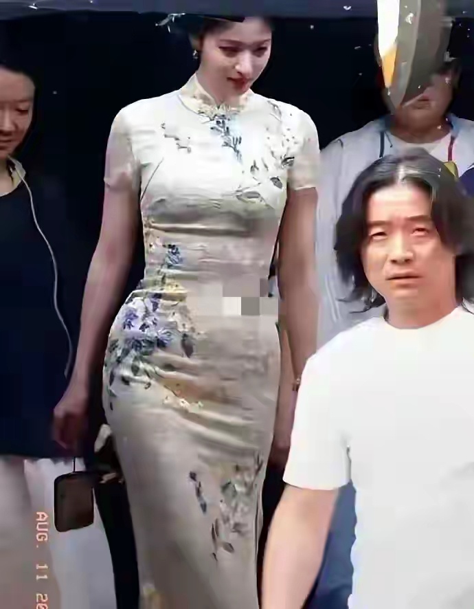 胯宽女生穿旗袍太绝，王楚然就是最好证明。 