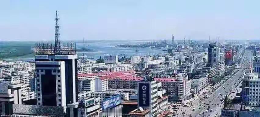 你在地图上搜“建三江”，大概率搜不到。

导航会把你指到富锦市东边55公里的地方