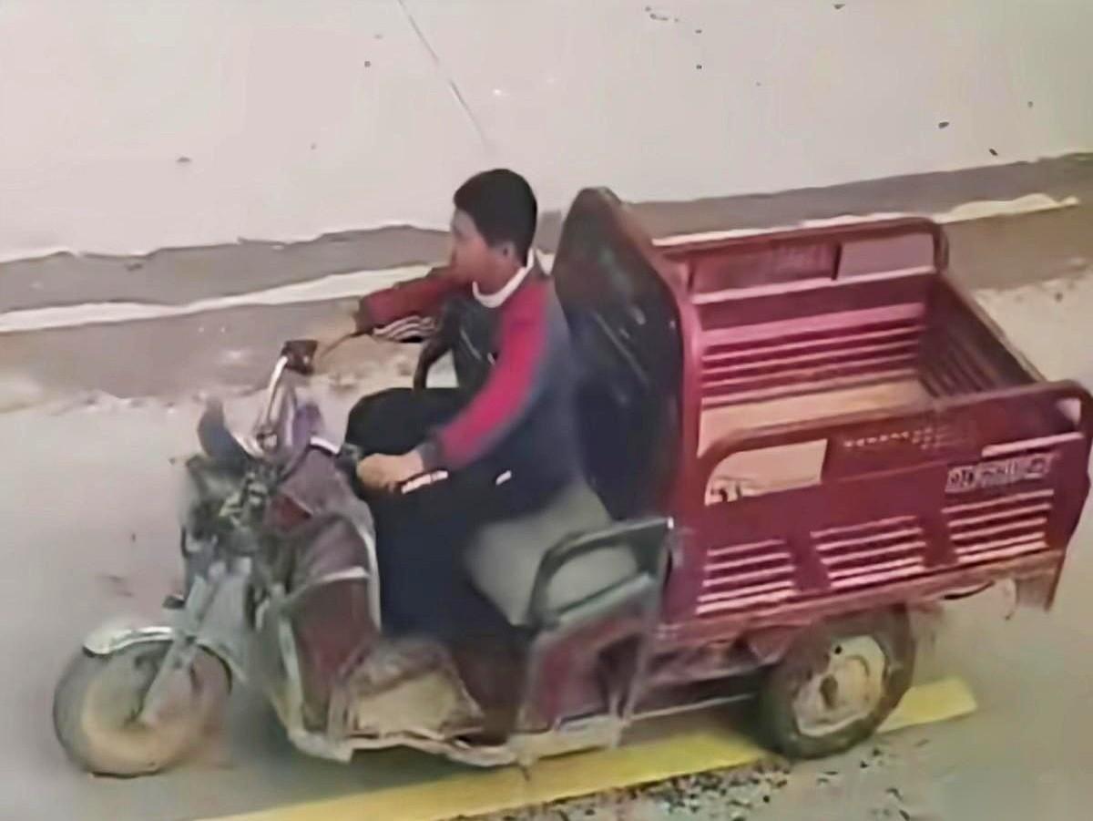 就弯腰几秒钟，再抬头，孙子连人带车，都没了。
60多岁的老汉，腿脚不利索，对着村