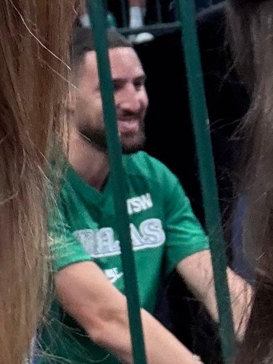 早上好昨天比赛中，有当地球迷拍到在场边骑自行车的你汤，笑嘻嘻的