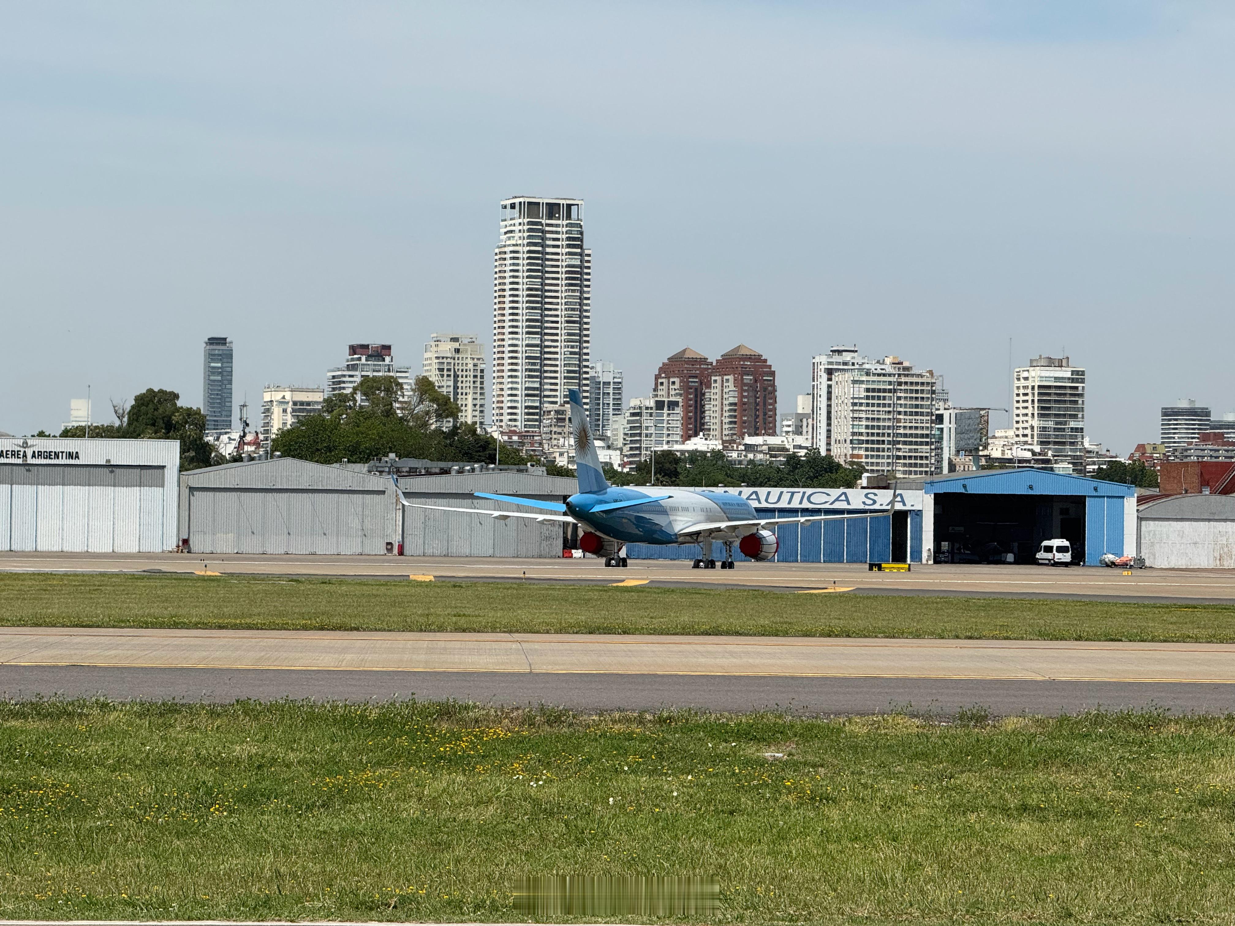 米莱大统领的757公务机，路边随便看现在还能看到这么新成色的757真是非常不容易