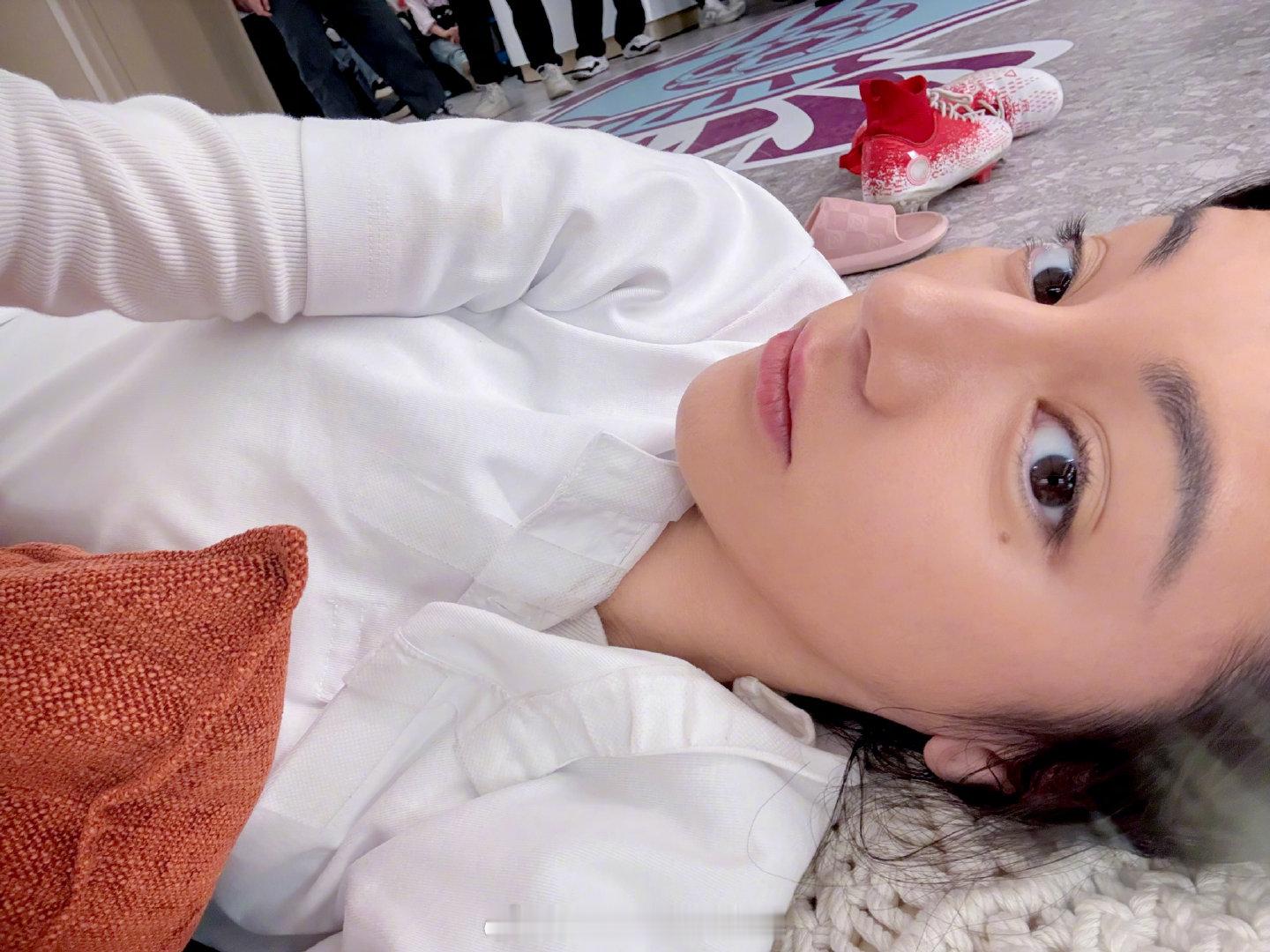 迪丽热巴 好看的衣服大多不舒适迪丽热巴也有睡眠困扰 热巴对高定的理解真的很有格局