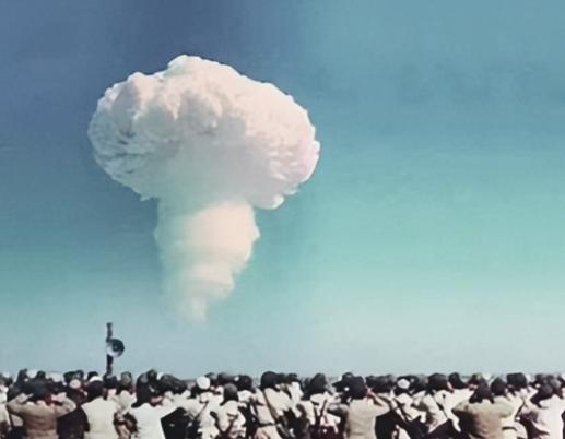 1971年，飞行员杨国祥受命投掷中国首颗实战氢弹。不料连续三次投掷，氢弹都未能出