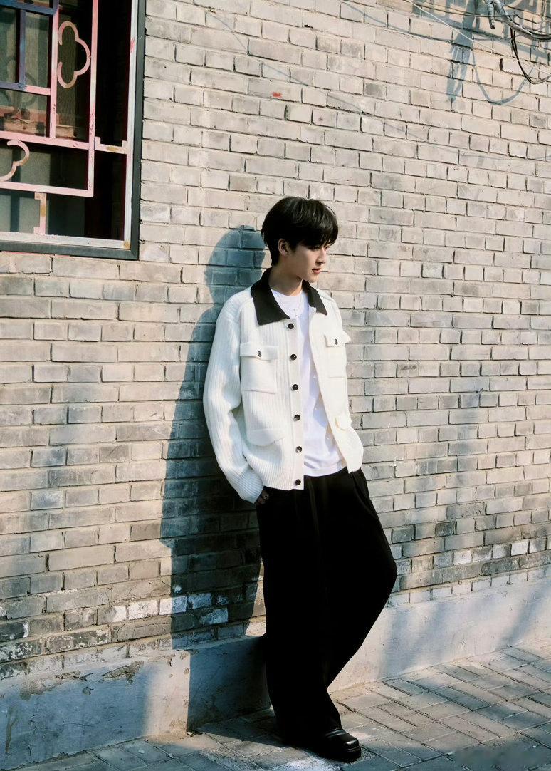 何洛洛出道九年的时间盲盒何洛洛晒R1SE定制耳返 时间盲盒开哭！何洛洛的R1SE