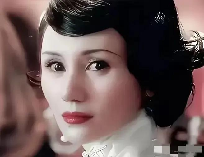 从来没觉得袁泉是美女，甚至觉得不顺眼。总感觉哪里不舒服，看着特别违和。
袁泉的眼