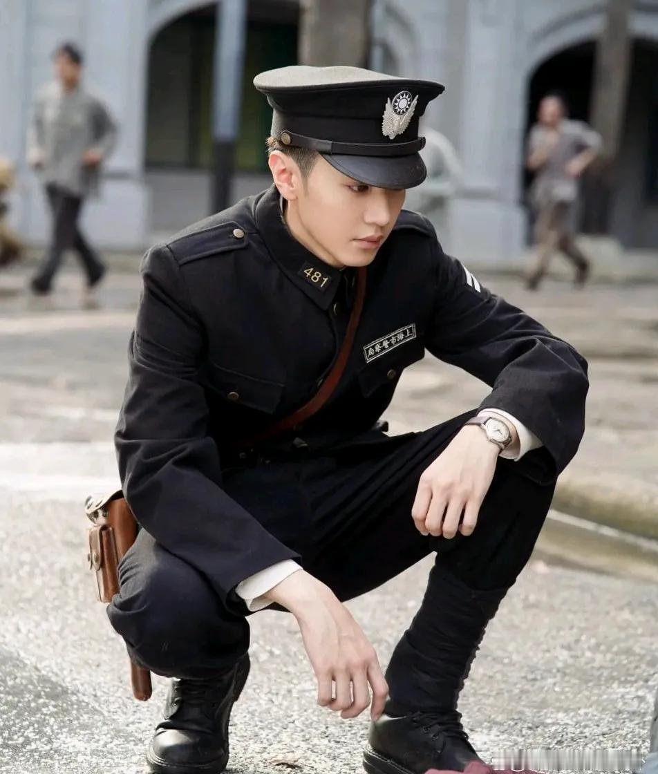 为什么这么多人吐槽陈哲远，我就觉得他在《暗夜与黎明》里演的很好。
不是所有长的帅
