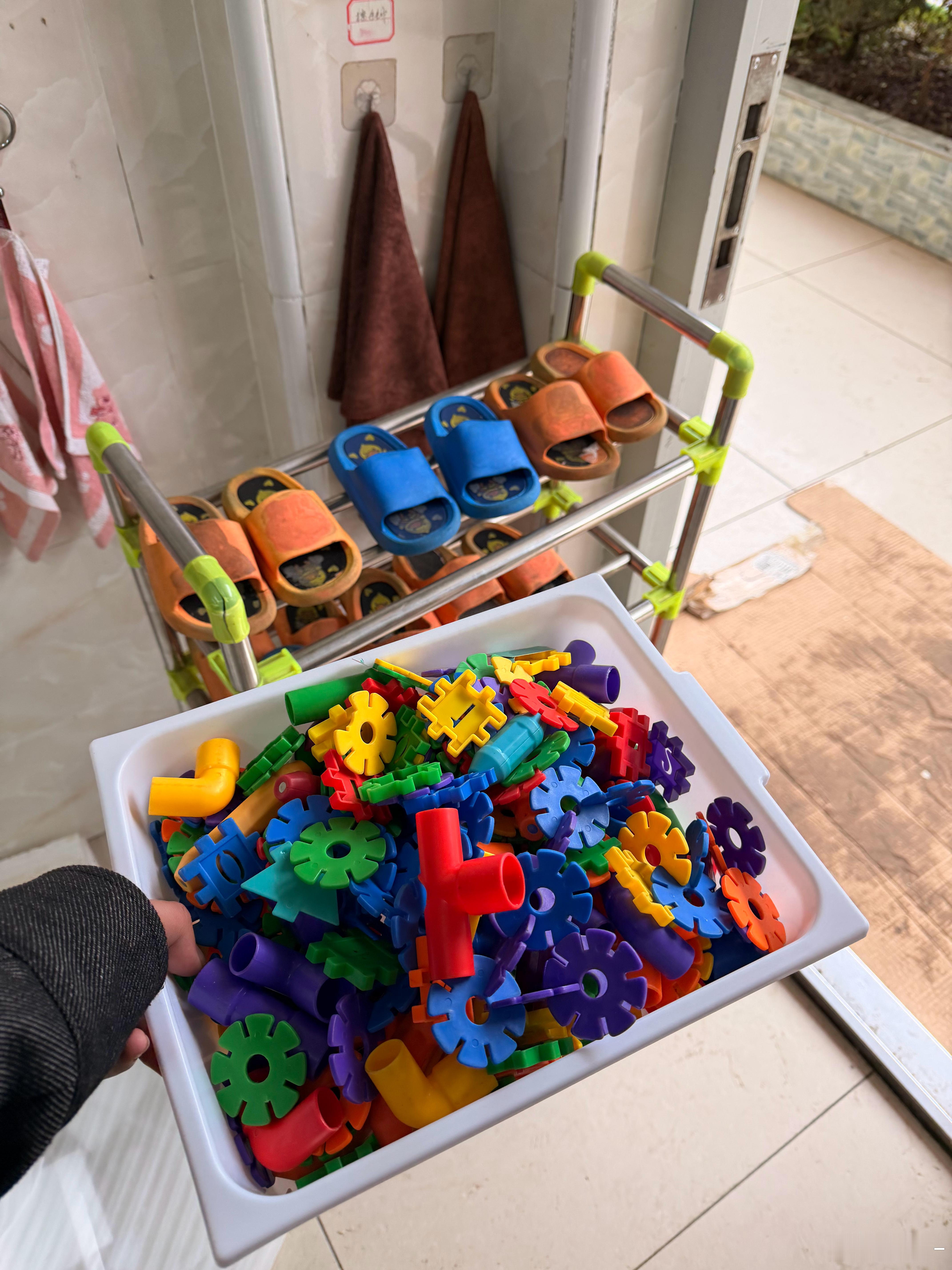 【我们在村里打造了一个最豪华幼儿园】今天在老王寨小学，这个小学里还有两个幼儿园班