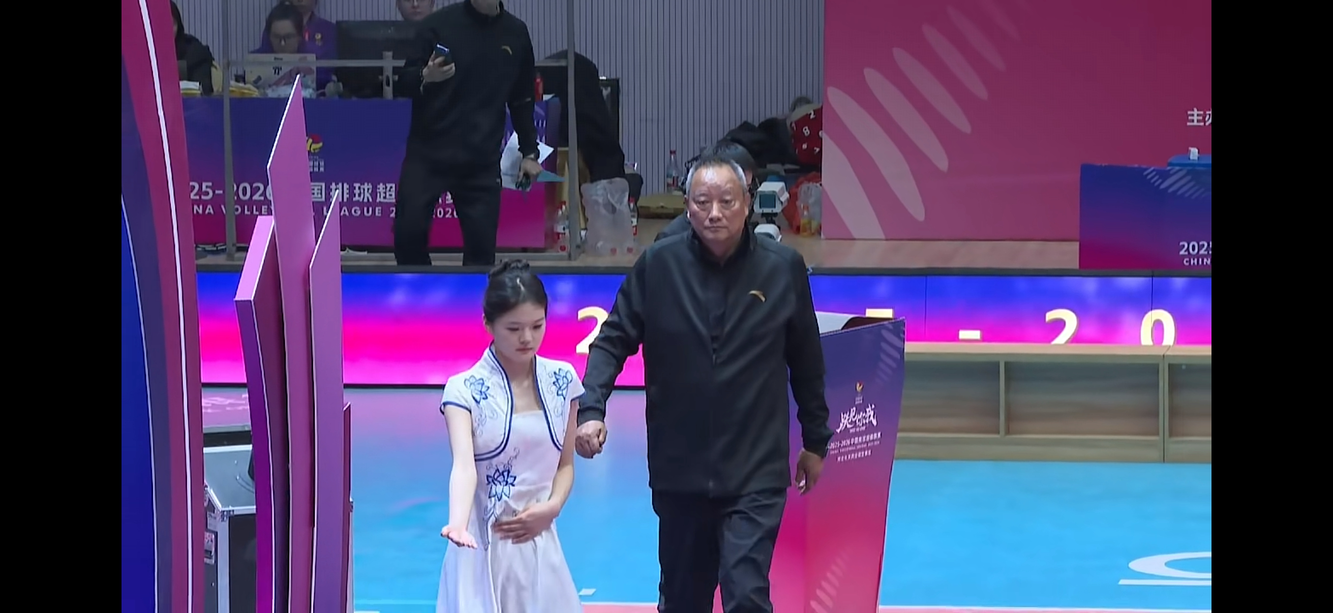 最佳主攻：隋翔宇和薛智鸿吴胜作为颁奖嘉宾2025-2026中国男排超级联赛