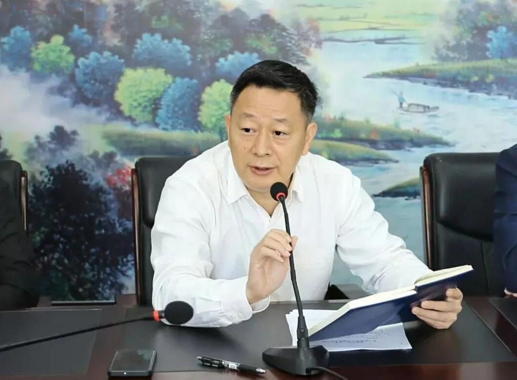 识时务者为俊杰，广东省珠海市第二中学的戴副校长考虑了很久，终于做出了明智的决定，