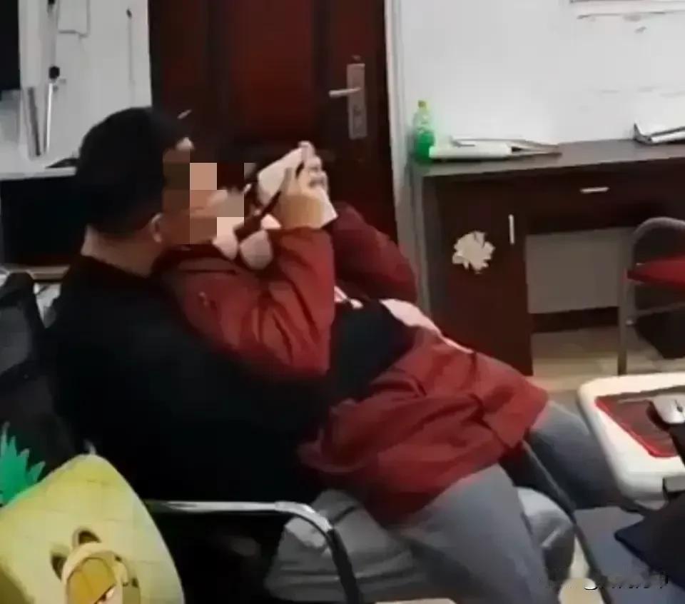 四川达州王某涛，教书育人把女学生教到了自己腿上，师德碎一地！
网传四川达州铭仁园
