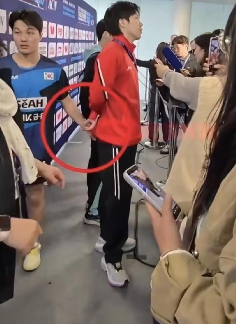 捏手变捏臀？网友炸锅，实际就一拍一踢。

伦敦世乒赛那天，安宰贤赛后凑近王楚钦，