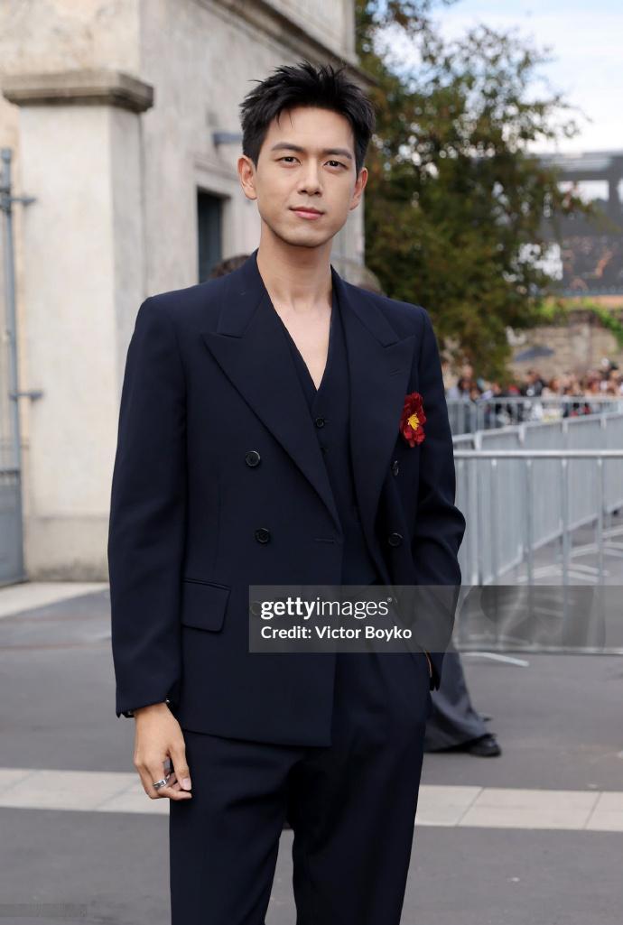 李现现身2025米兰时装周Prada大秀，在G社高清怼脸镜头下，李现面部轮廓紧致