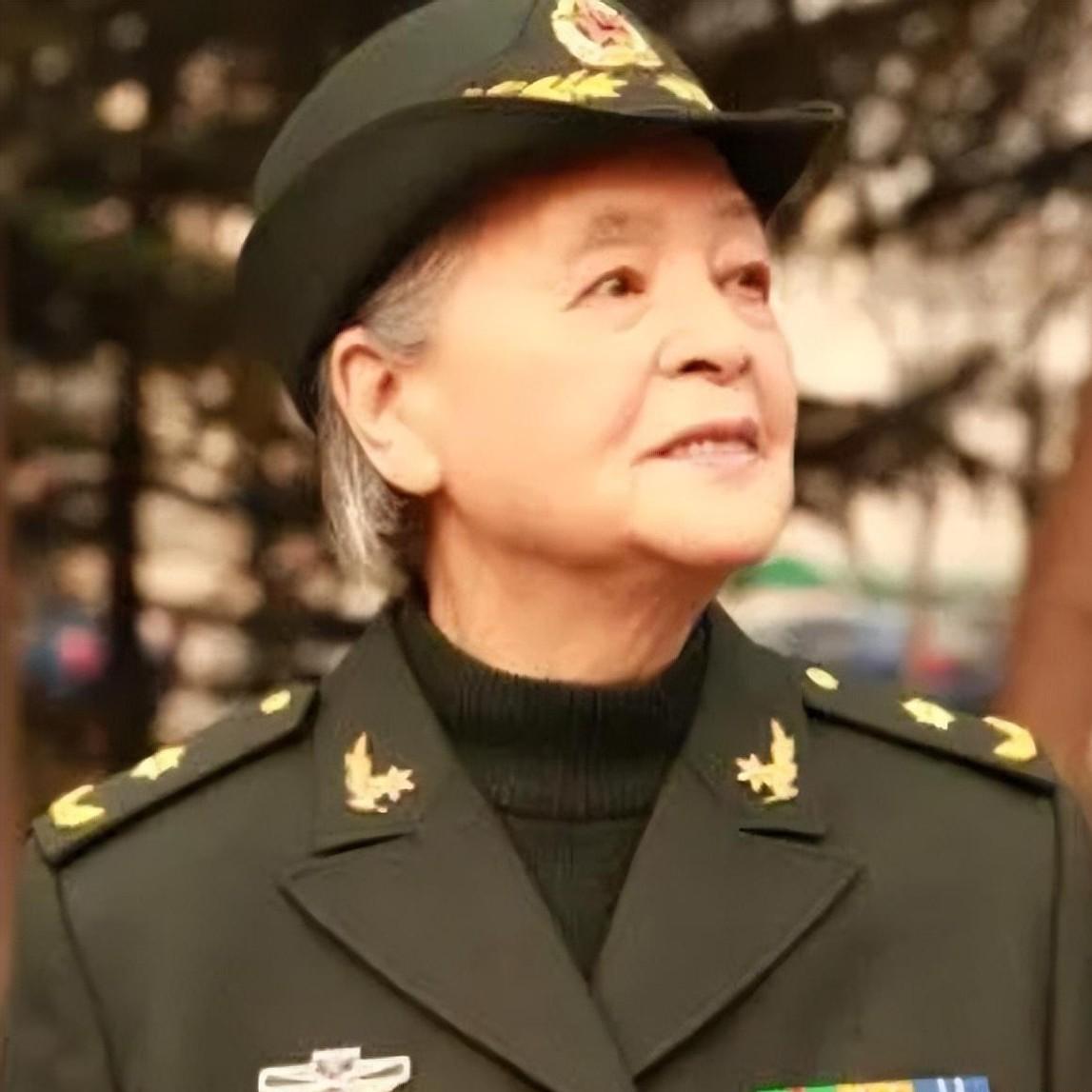 [微风]1972年，陈菊梅在取掉扁桃体，和割掉阑尾后。又斩钉截铁的对医生说：“请