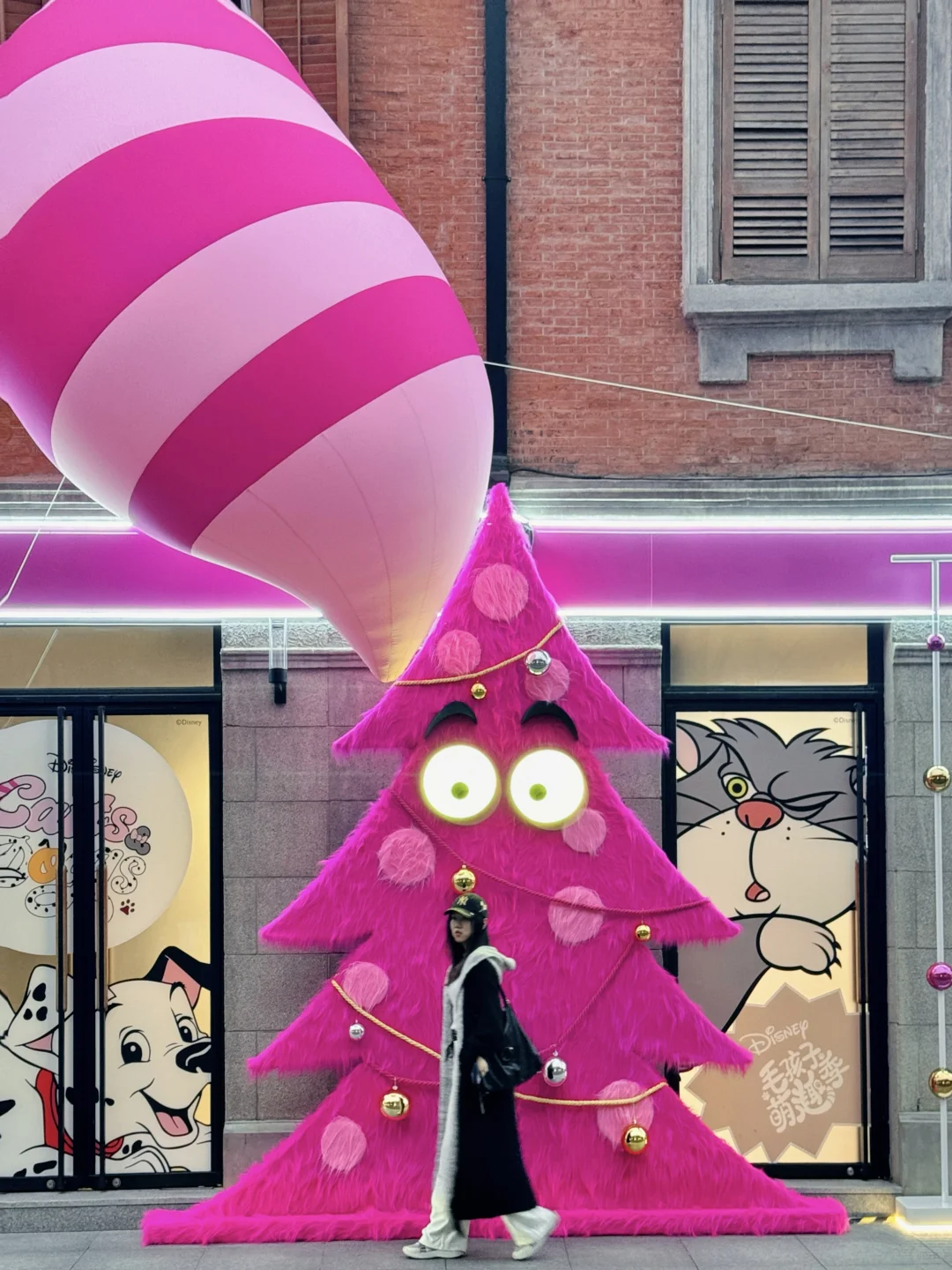 还得是上海！！柴郡猫“变身”粉色圣诞树💓🎄