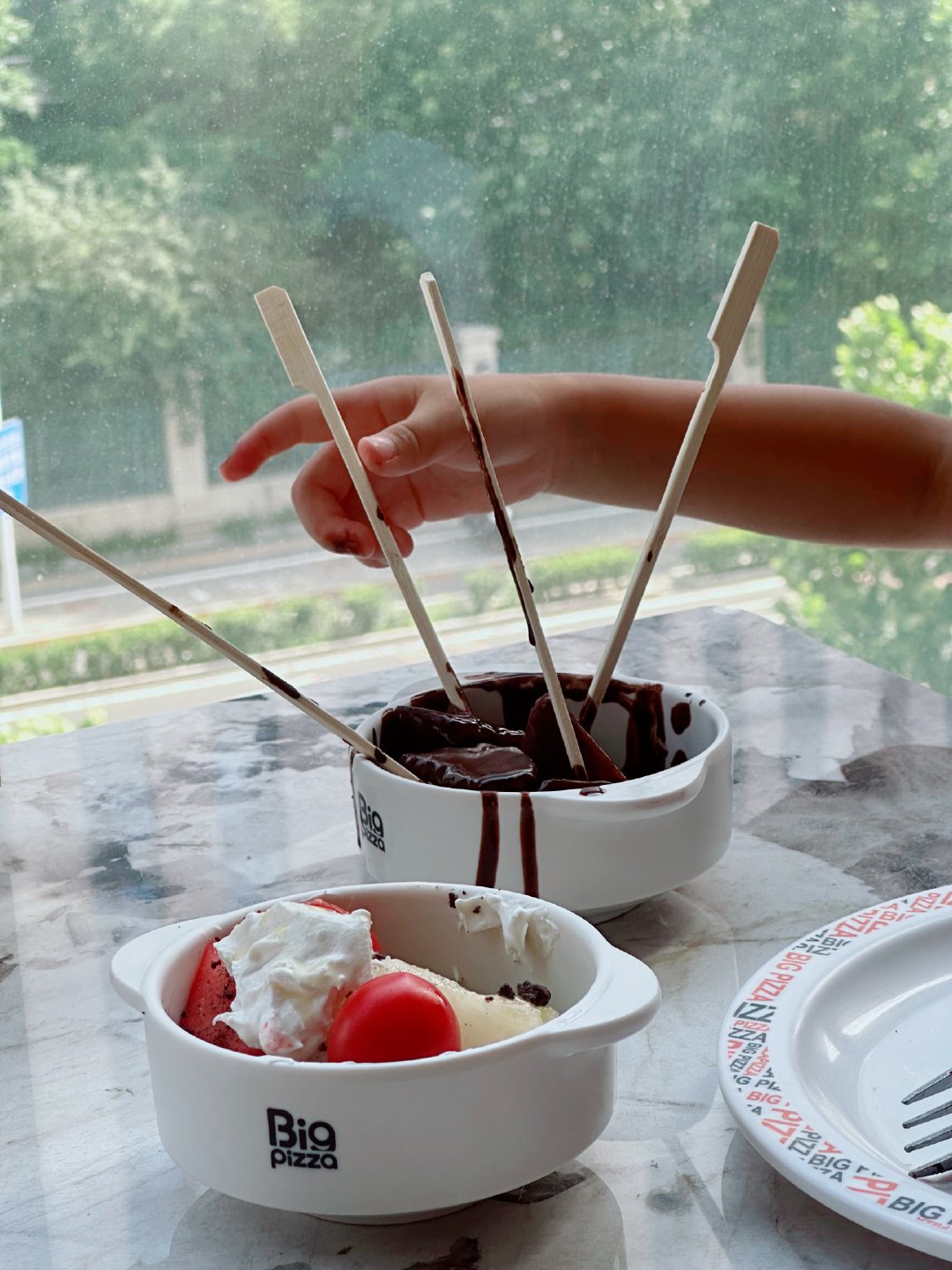 怎么会有娃这么爱吃巧克力呢？？？啥都要拌巧克力吃 