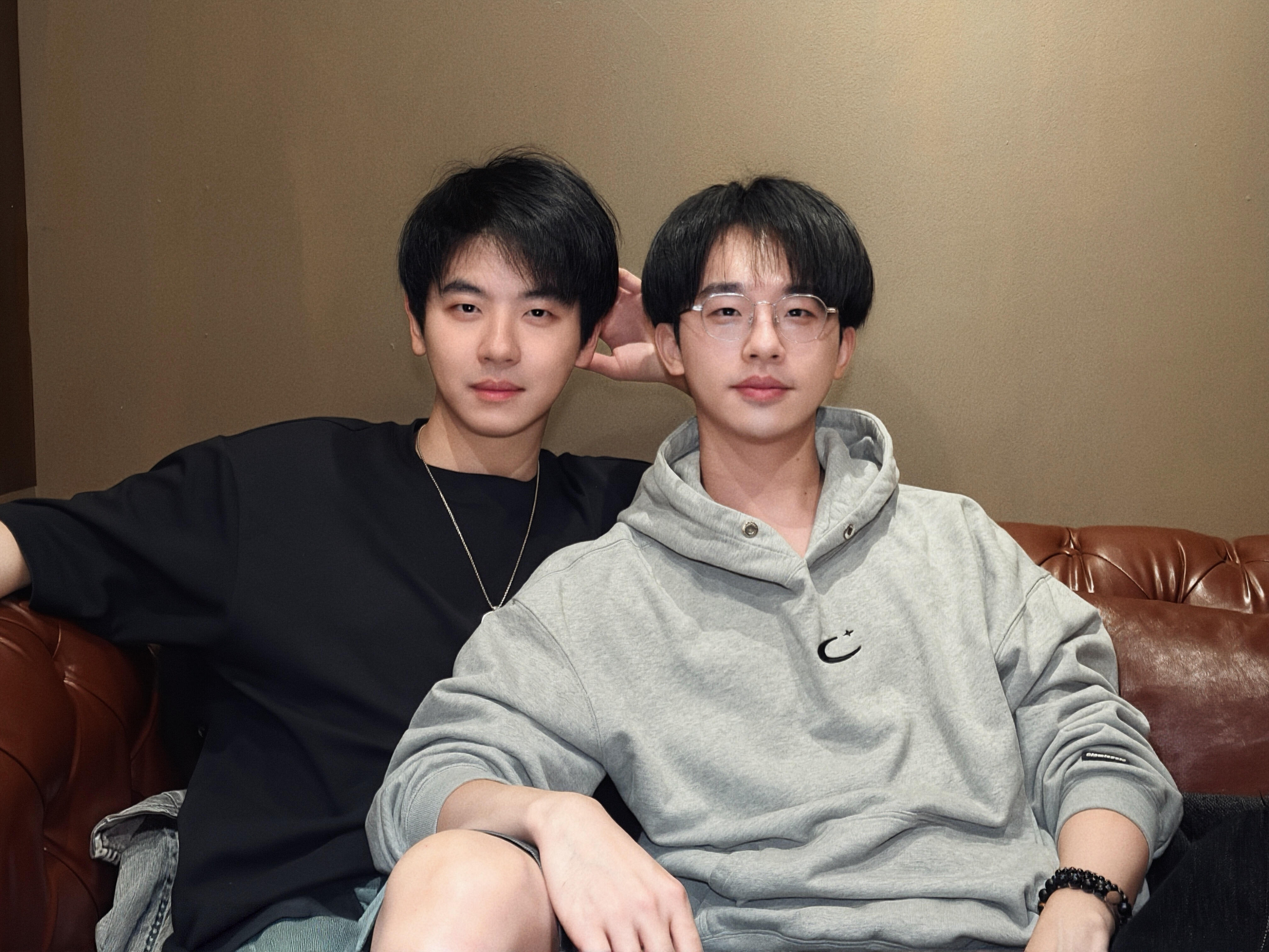 谁来救救我被何运晨和庄宇光笑到停不下来。下次我和姐妹吃夜宵也这么描写：本次与何律