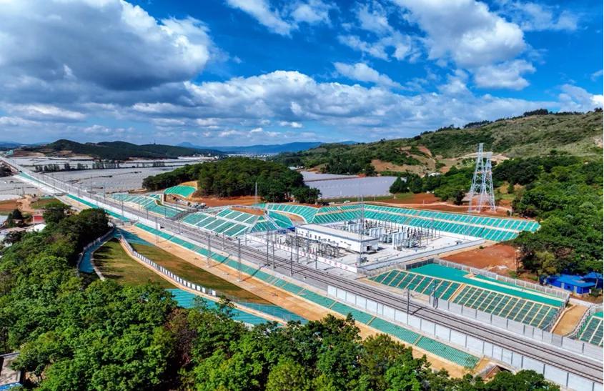 7月3日渝昆高铁雨海村220千伏牵引变电所一次性受电成功，所内设备带电运行平稳，