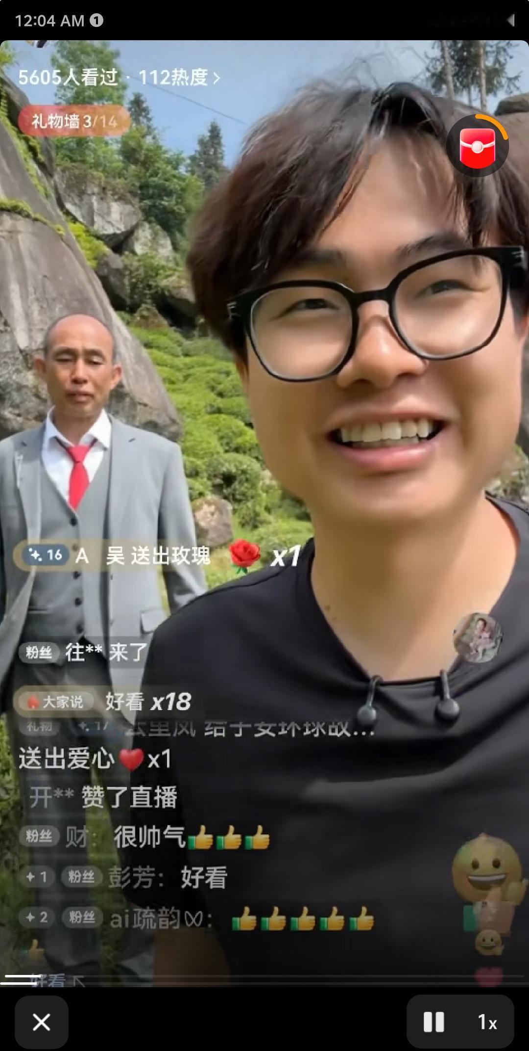 子安说，如今他对痛苦已有些麻木。小时候遭受的侮辱与霸凌，让他面对一些事情时格外平