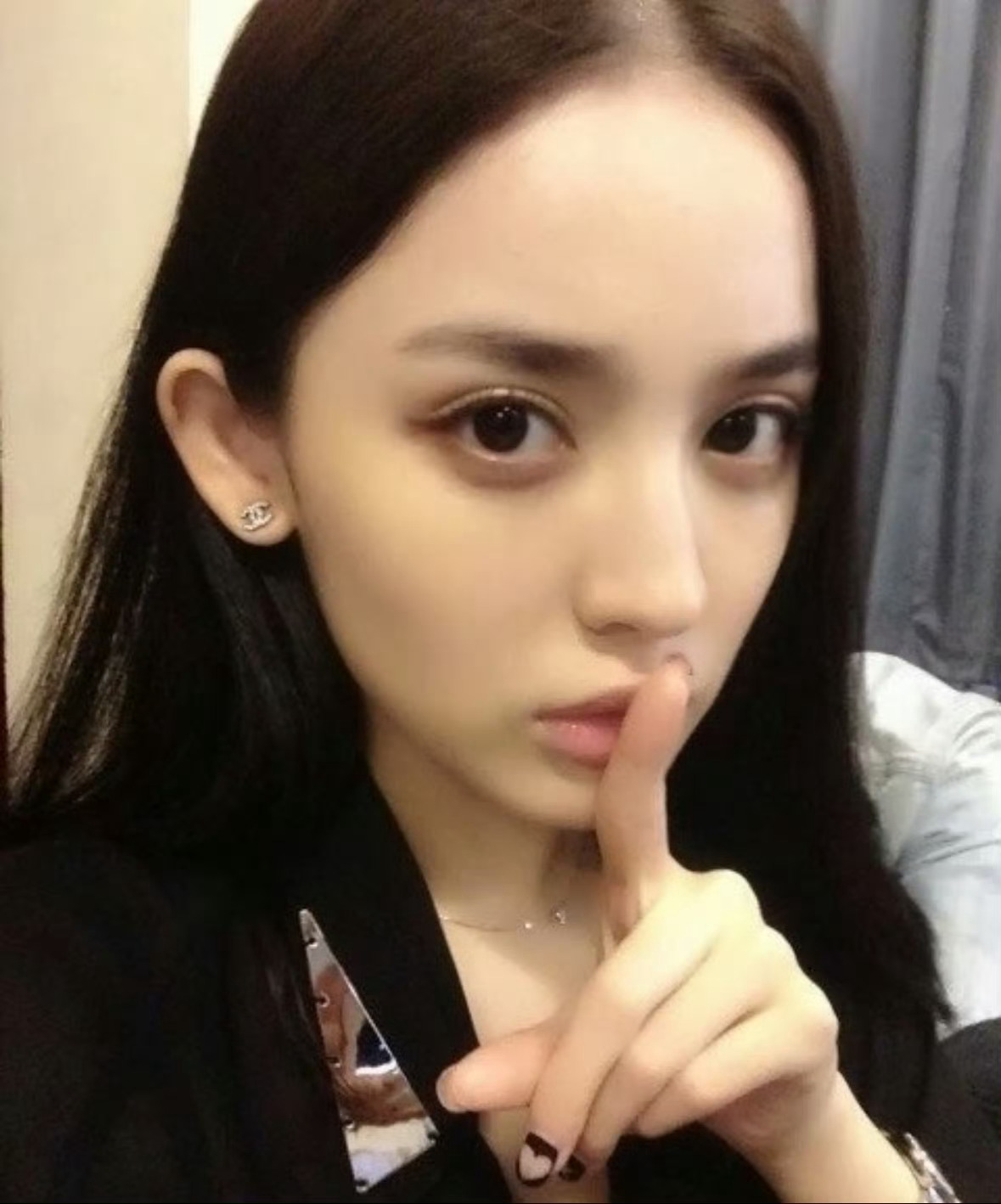 真正的美从来不是千篇一律的模板，而是个体特征的和谐统一。与其执着于局部特征，不如