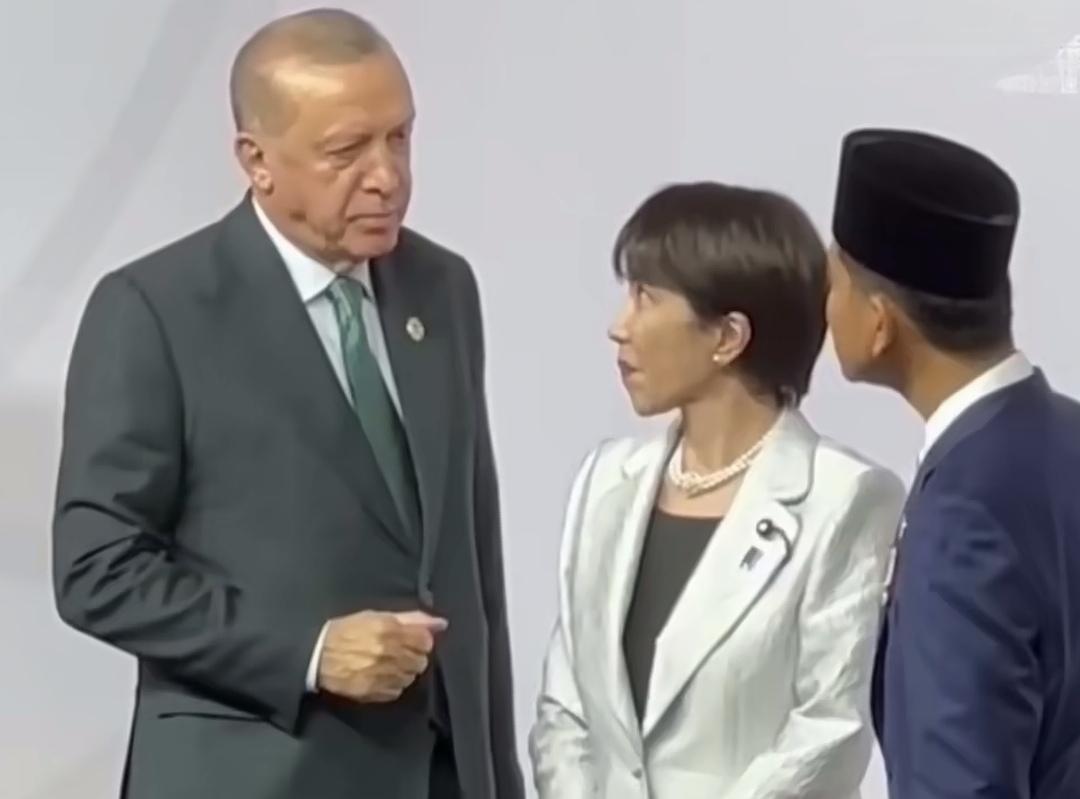 高市早苗又使“美人计”，两眼放电，含情脉脉。

G20南非峰会，64岁的她，深情