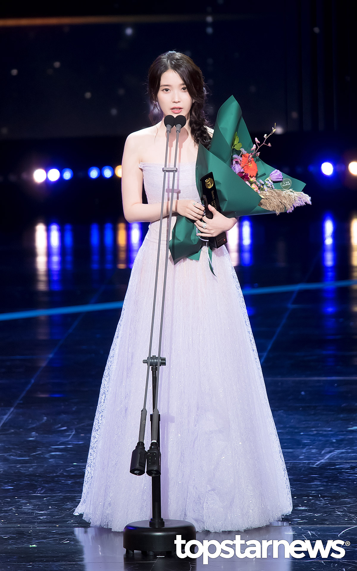 251002 IU 首尔电视节颁奖典礼新闻图让我们恭喜这位视后[捂嘴哭] cr.