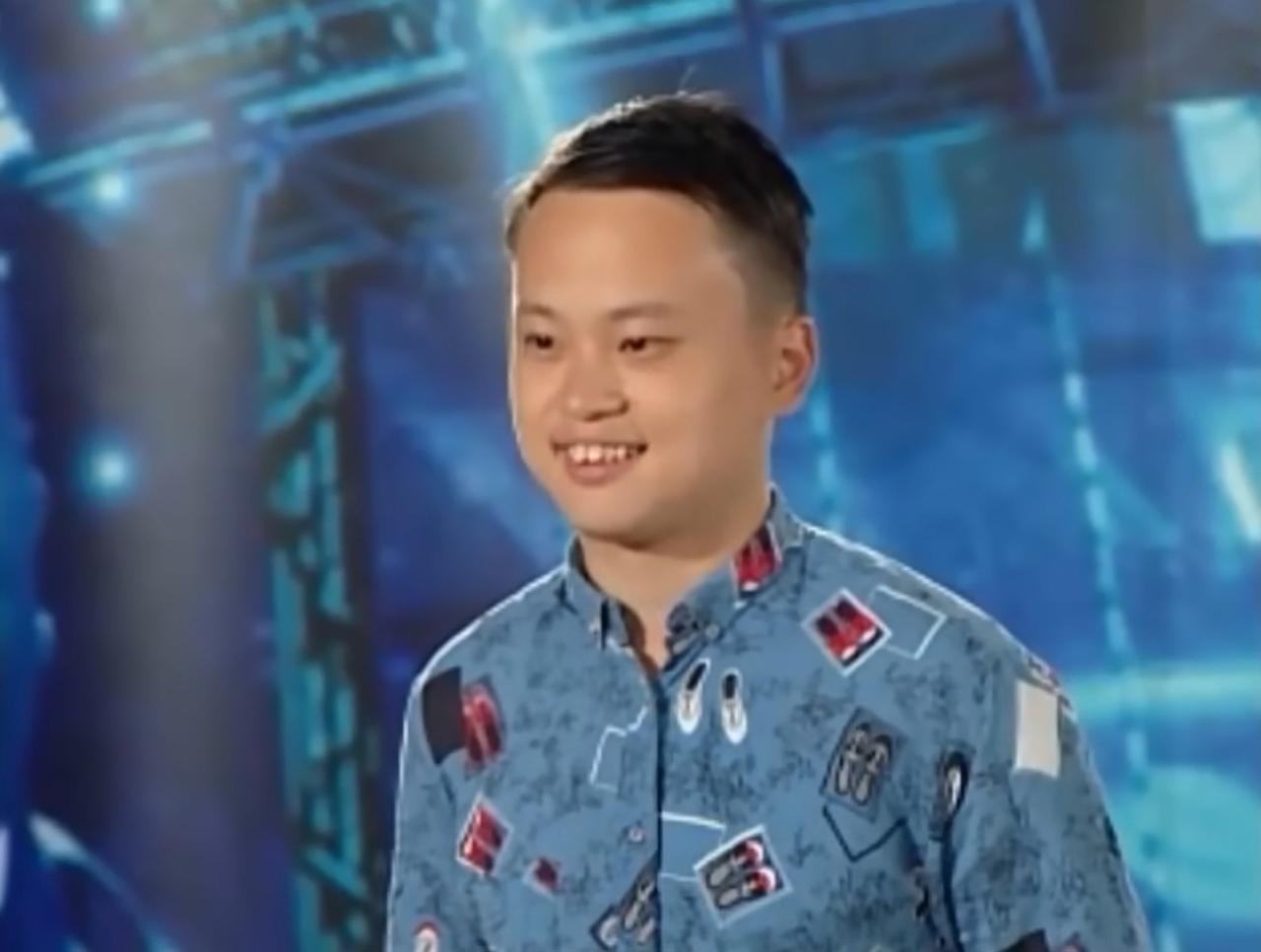 谁也想不到，2004年美国互联网最疯狂的一场流量奇迹，缔造者竟是一个唱歌跑调、舞