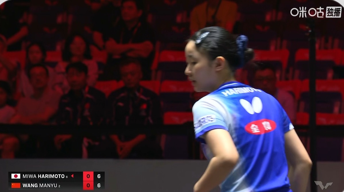 王曼昱1-0张本美和秦志戬观赛 