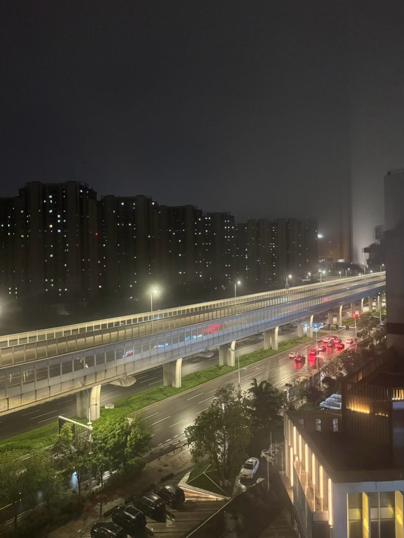 我真的很喜欢雨后特有的那股潮湿气息，深吸一口，感觉肺都被洗干净了。楼下急速驶过的