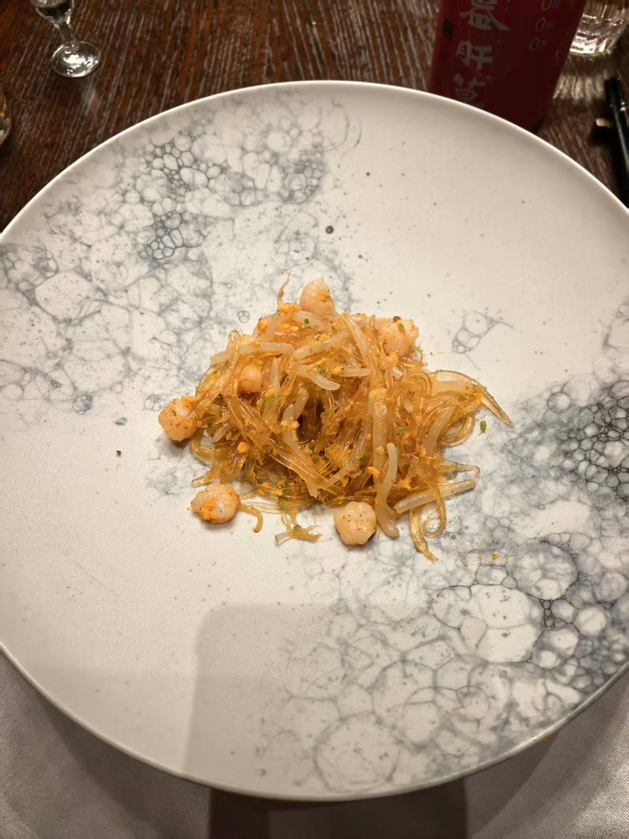 记录一下
今日美食~~

坐在餐桌旁，先被那盘红亮虾球勾了眼——夹起一颗送入口，