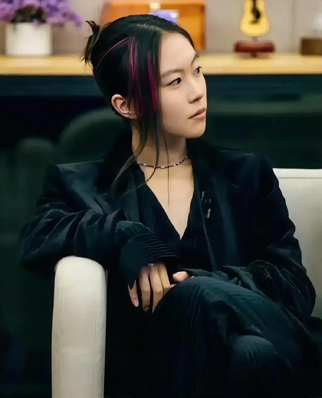 这居然是窦靖童，有女人味了，她以前是个叛逆的女孩，现在是个正常的美女。

这次亮