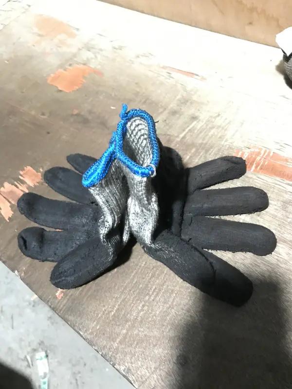 最近，一副手套和一件舞裙在国外刷屏了。一位美国机械师网购中国汽修工具，收到附赠的