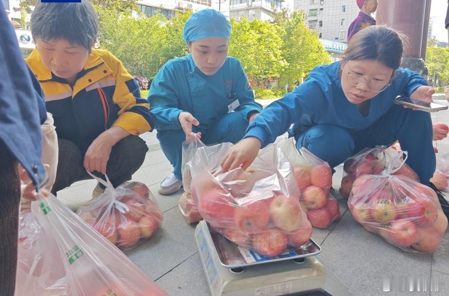 暖透全网这一幕，暖透全网。湖北咸丰与陕西洋县，这两个相隔千里的县城，因为一场全城