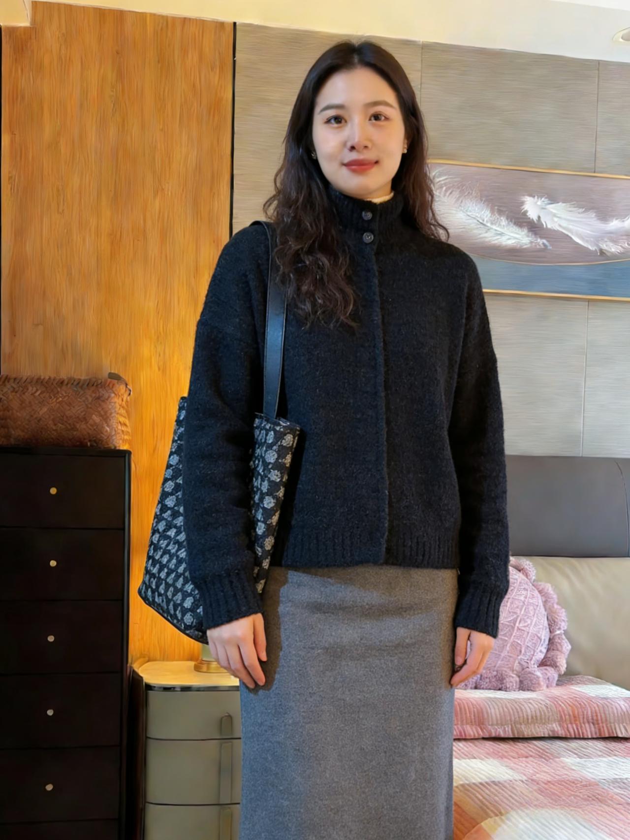 室静凝寒色，佳人立画前。
毛衣裁墨色，裙袂剪霜烟。
挎包藏旧事，凝眸忆昔年。
木