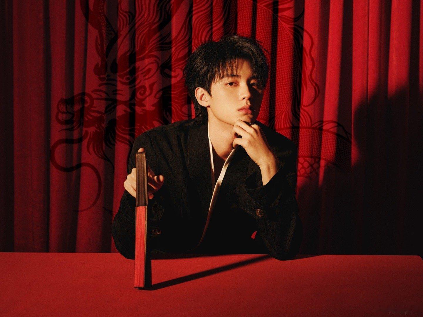 #周翊然在看什么#、#周翊然又帅到我了#  周翊然在看什么，周翊然又帅到我了，我