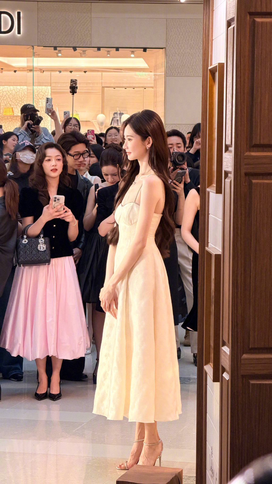 张艺凡回应脱鞋合照张艺凡是考虑到画面不和谐才主动脱高跟鞋的呀这个高妹 善！ 