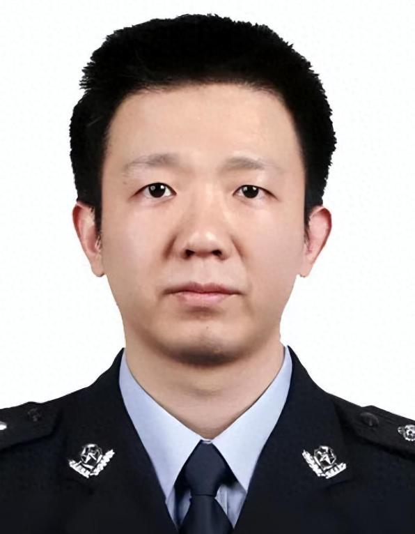 万松（1975年2月-2025年5月27日），男，毕业于华中科技大学计算机及应用