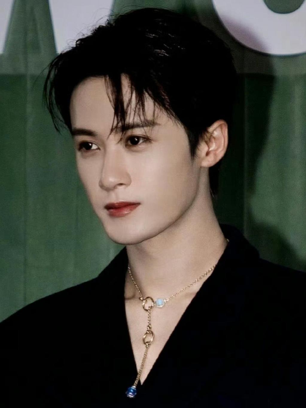 檀健次，真的躲不掉了。

司晓迪的曝料风刚吹走，这次又来了个刘一诺。

看来，檀