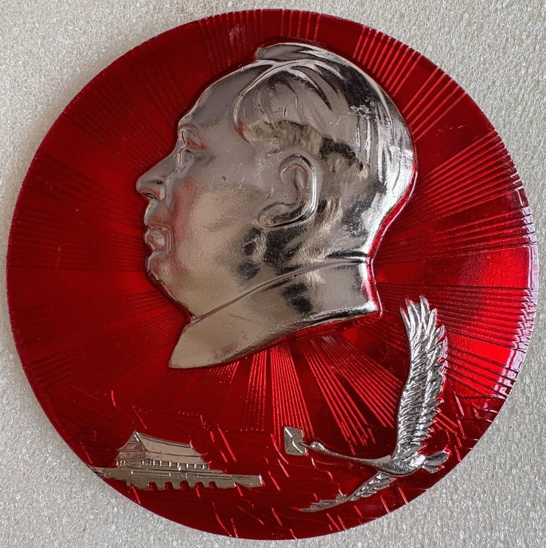 ＃红色文化＃
毛主席像章欣赏：
   《鸿雁传书【忠·七医大一〇五总团】》