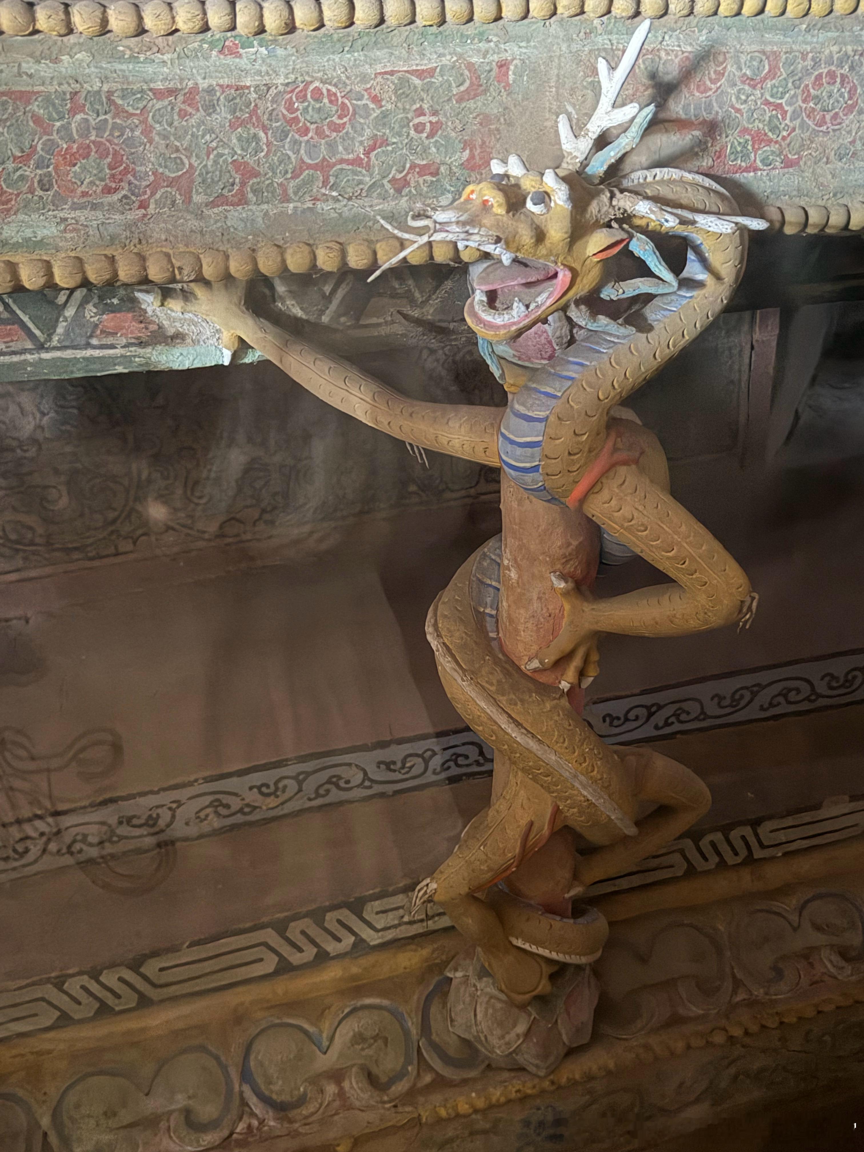 应县木塔首层释迦牟尼佛祖八角莲花宝座下神态各异的大力士辽代的八条龙和八大力士 可