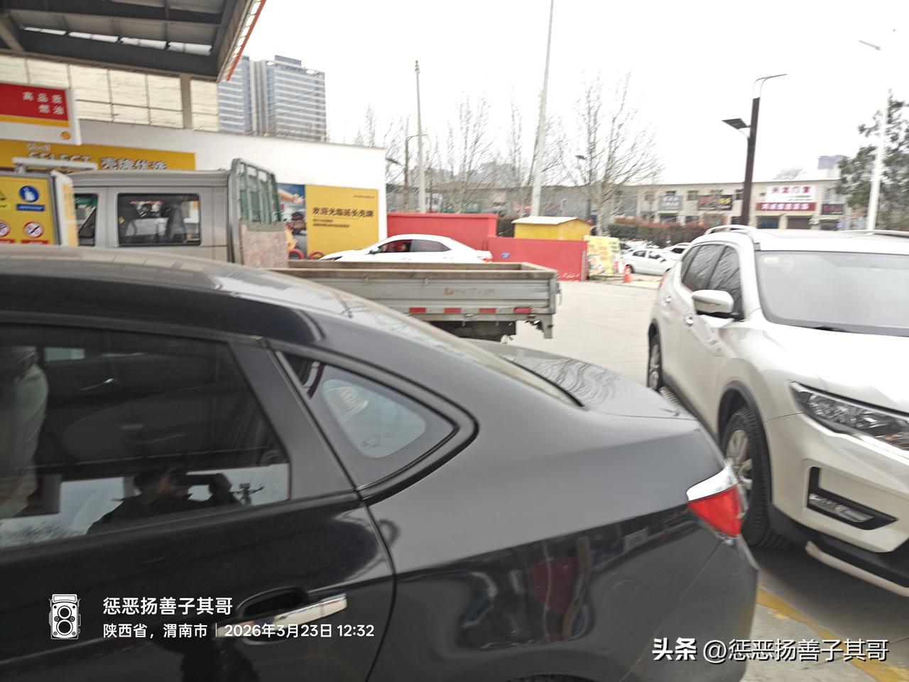 今晚24时，92＃汽油将回归9元，今天白天92汽油为7元多。看了一下还有一张加油